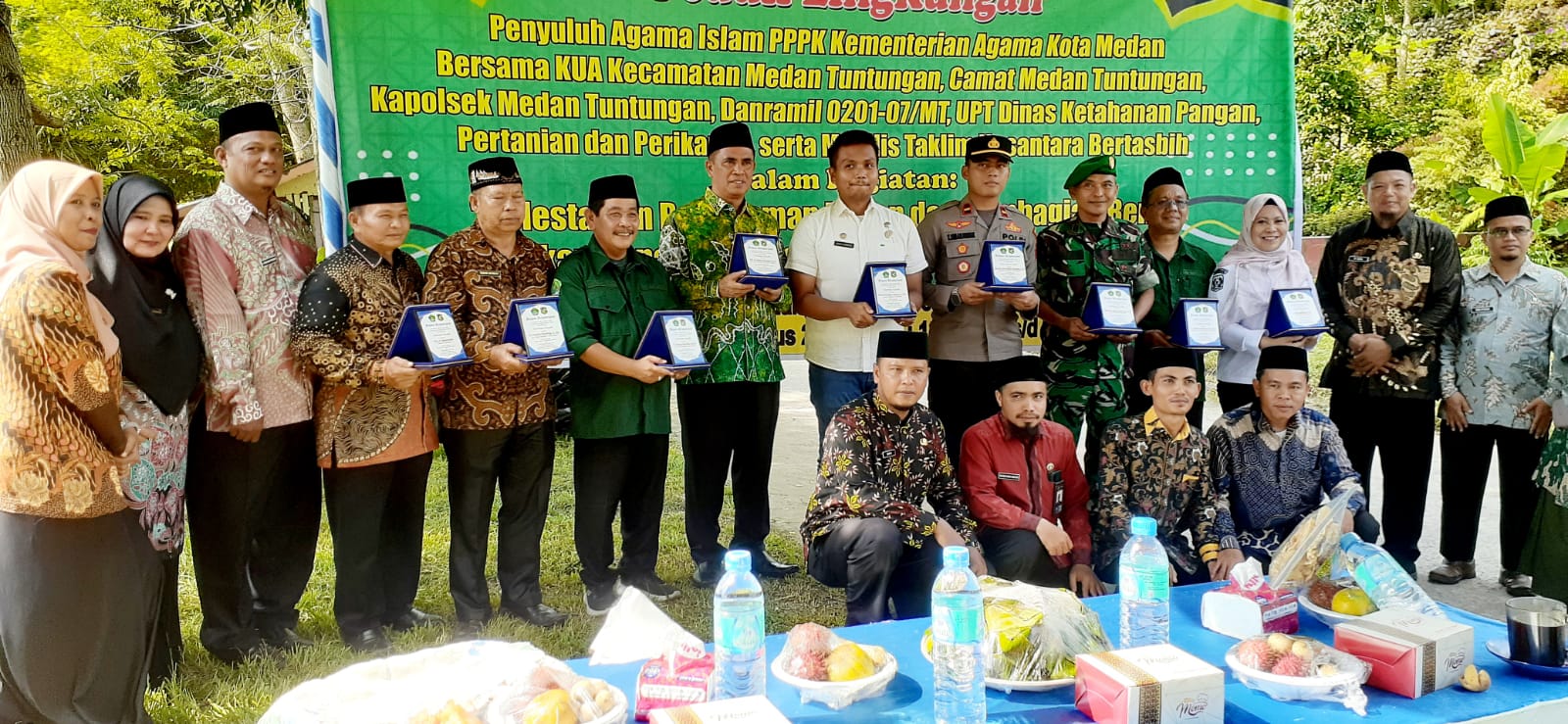 Penyuluh Agama Islam PPPK Kota Medan Tanam Pohon Di Pantai Walikota