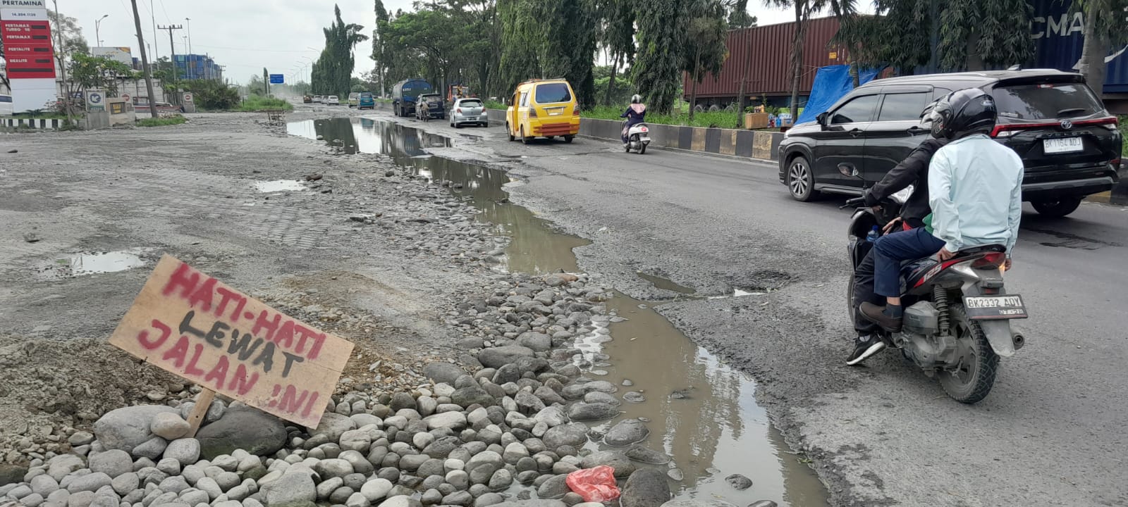 Tanpa Ada Drainase, Jalan Pelabuhan Raya Belawan Rusak Parah
