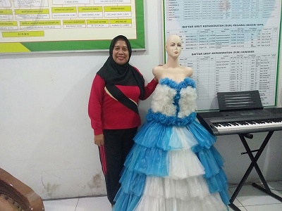 Kepsek Bangga, Siswa SMP 1 Labuhan Deli Buat Baju Dari Plastik Bekas