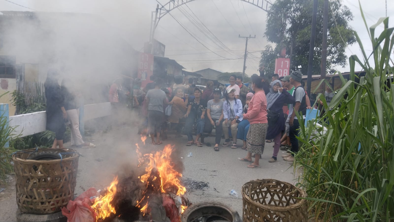 Tolak Eksekusi Lahan, Warga Pasar IV Helvetia Blokir Akses Jalan Dan Bakar Ban Bekas