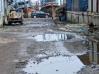 Kondisi Jalan Di Pelabuhan Perikanan Samudera Belawan Memprihatinkan