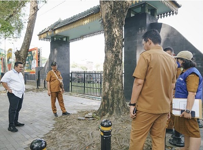 Dinas SDABMBK Medan Perbaiki Trotoar Seputaran Lapangan Benteng