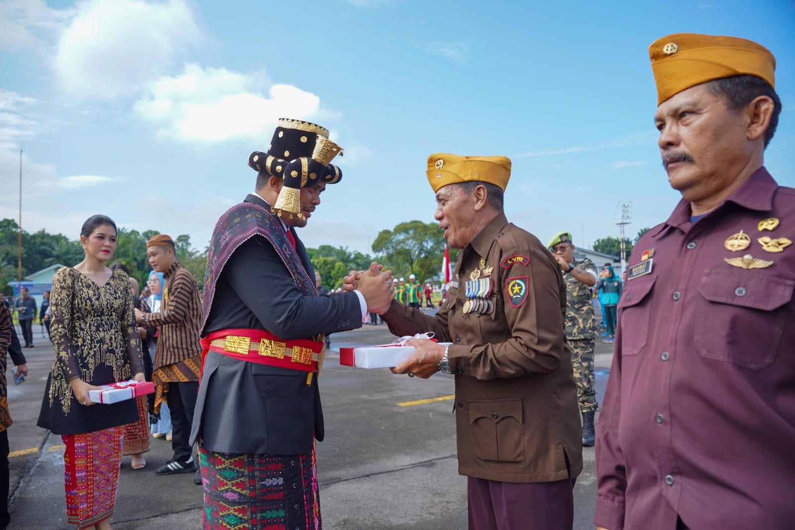 Berbusana Adat Mandailing, Bobby Nasution Pimpin Upacara HUT Ke-79 Kemerdekaan RI