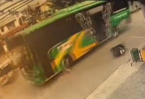 Pengendara Sepeda Motor Terlindas Bus Di Jalan Sisingamangaraja
