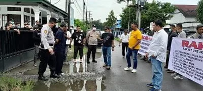 RAKSAHUM Aksi Demo Di Kantor BPOM Dan Dinkes