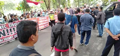 Demo DPRD Sumut, Puluhan Warga Tolak Penertiban Bumper Sibolangit
