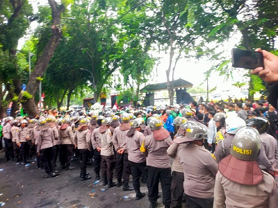 Demo Berubah Jadi Bentrokan Kembali Terjadi Di DPRD Sumut