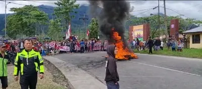Warga Unjuk Rasa Di Depan Perkemahan Sibolangit, Arus Lalin Medan-Berastagi Terputus