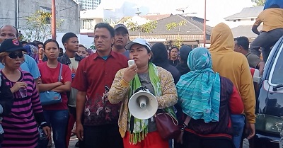 Ratusan Warga Pancurbatu Minta Keadilan Ke Presiden Jokowi Di Depan Hotel JW Marriot