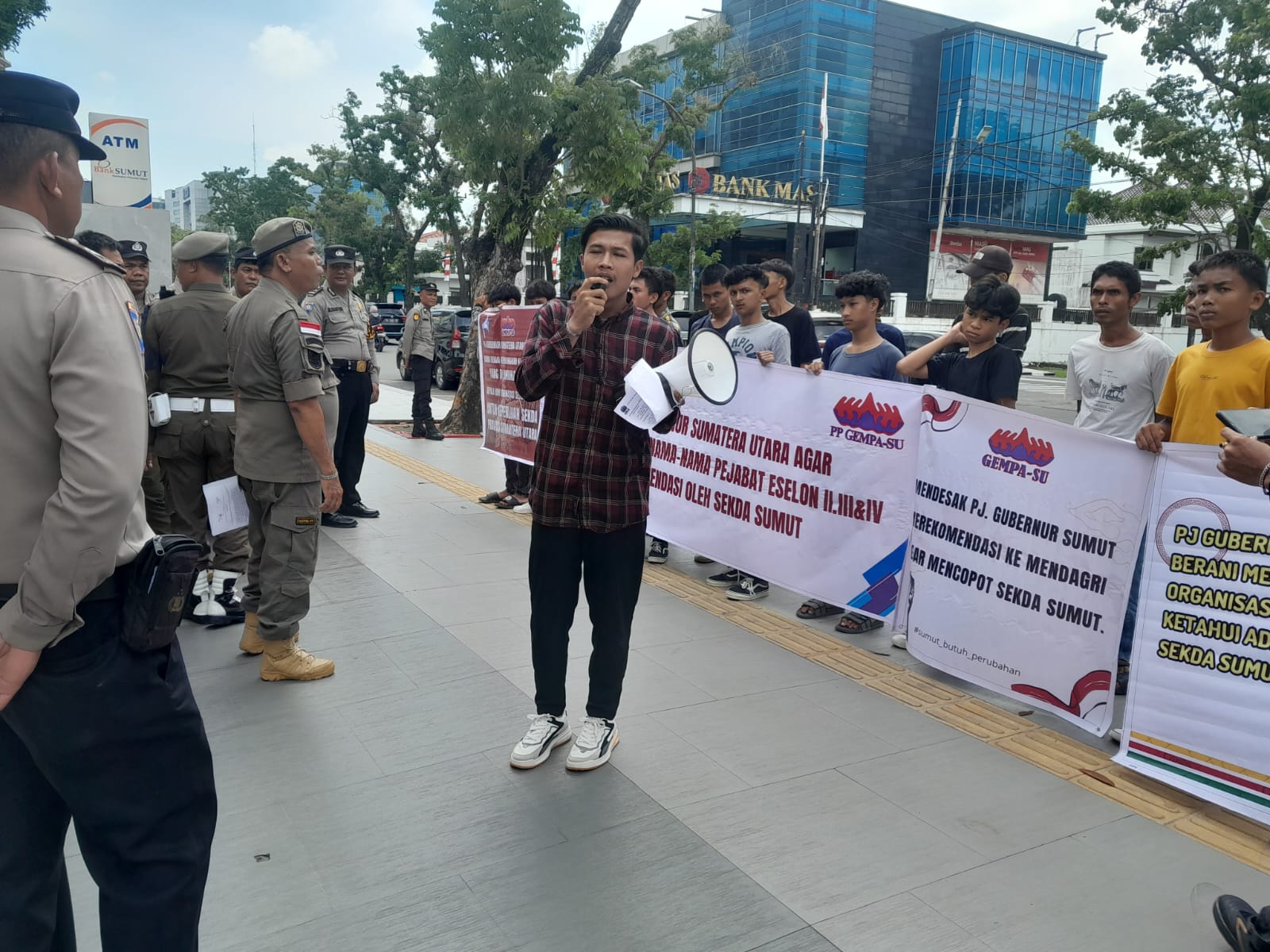 Aksi di Kantor Gubsu, Gempasu Minta Agus Fatoni Copot Sekda dan Kabiro Organisasi