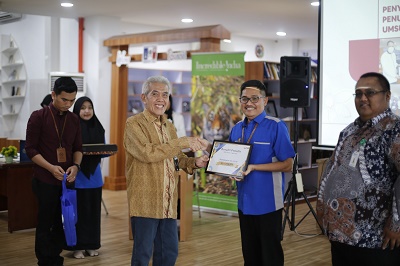 Rektor UMSU Serahkan Royalti Kepada 130 Penulis UMSU Press