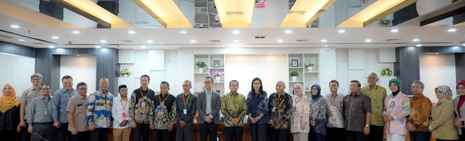 Sekjen DPR RI Lepas PNS Yang Masuki Masa Purnabakti