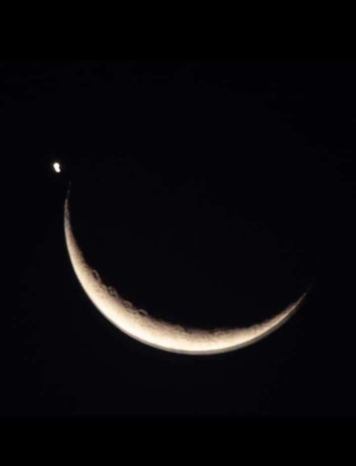 Malam Ke-3 Ramadan Langit Dihiasi Indahnya Bulan Sabit