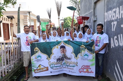 Perkuat Budaya Gotong Royong, Tuan Guru Sahabat Ganjar Bersihkan Desa