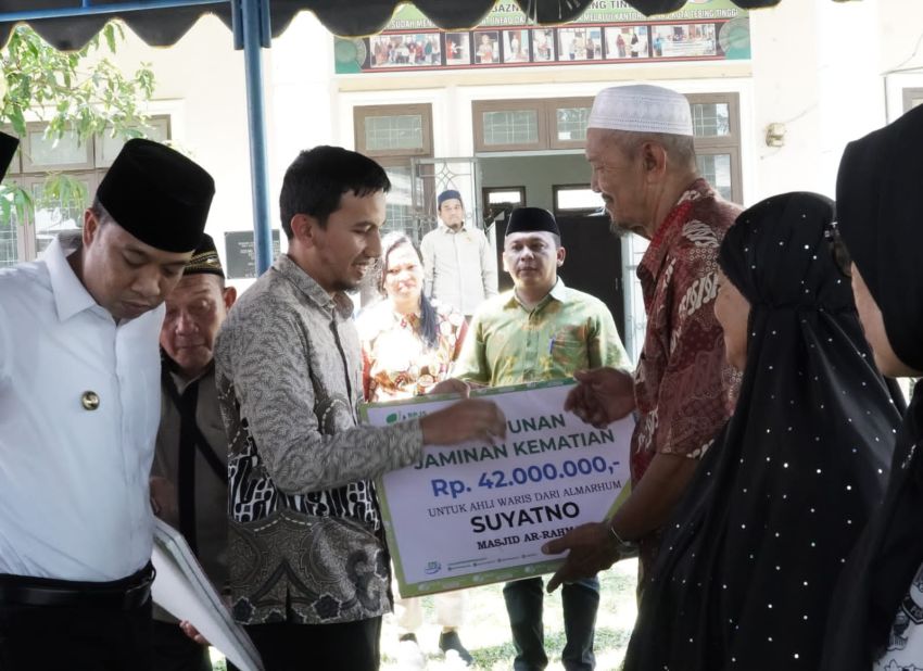 BPJS Ketenagakerjaan Tebingtinggi Serahkan Santunan Jaminan Kematian Kepada Marbot Masjid