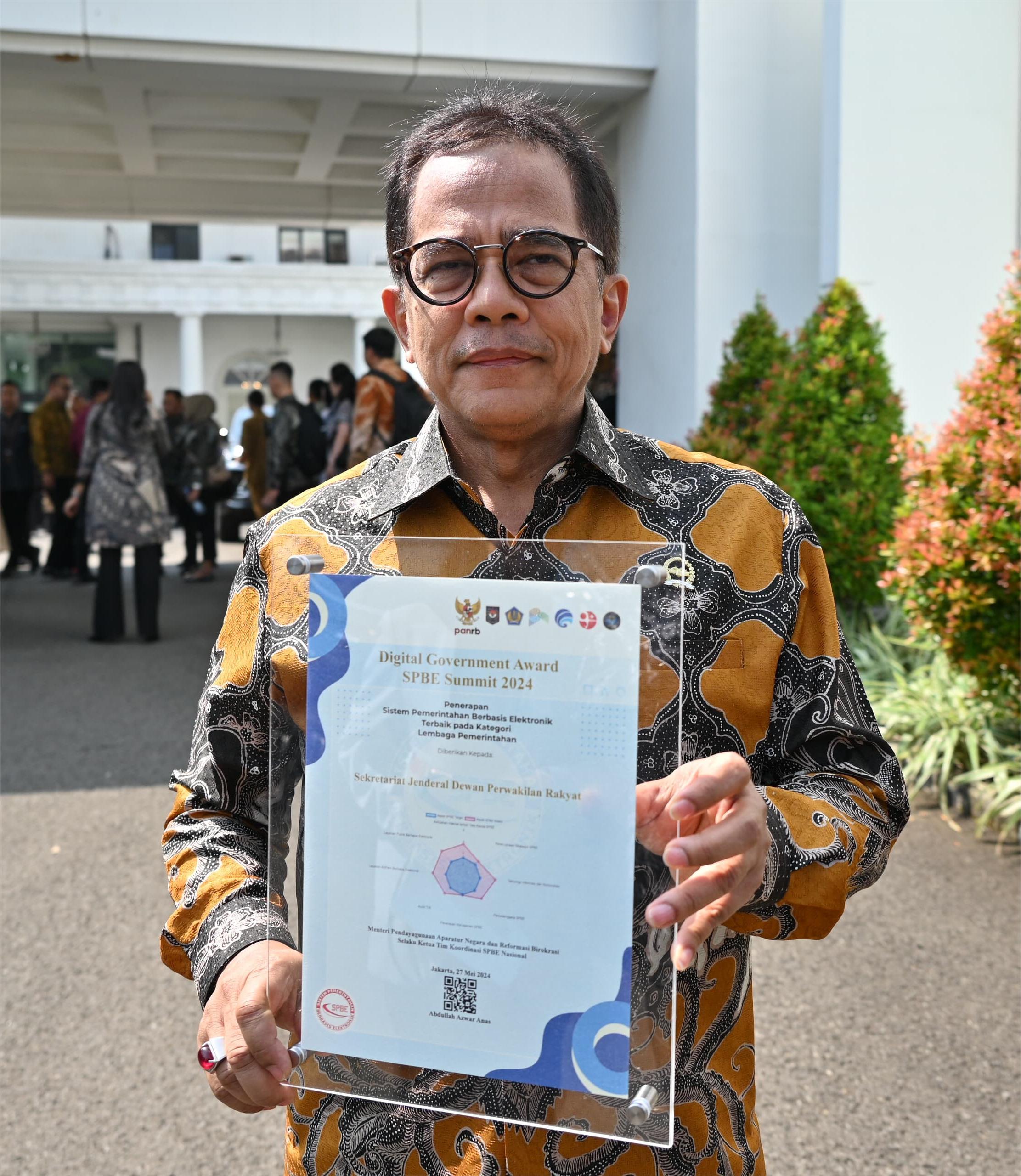 Terbaik Kategori Lembaga Pemerintahan, Setjen DPR Terima Digital Government Award