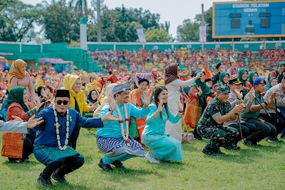 Meriahkan Hari Guru, Tarian Multietnis 10.000 Pahlawan Tanpa Tanda Jasa Medan Pecahkan Rekor Muri