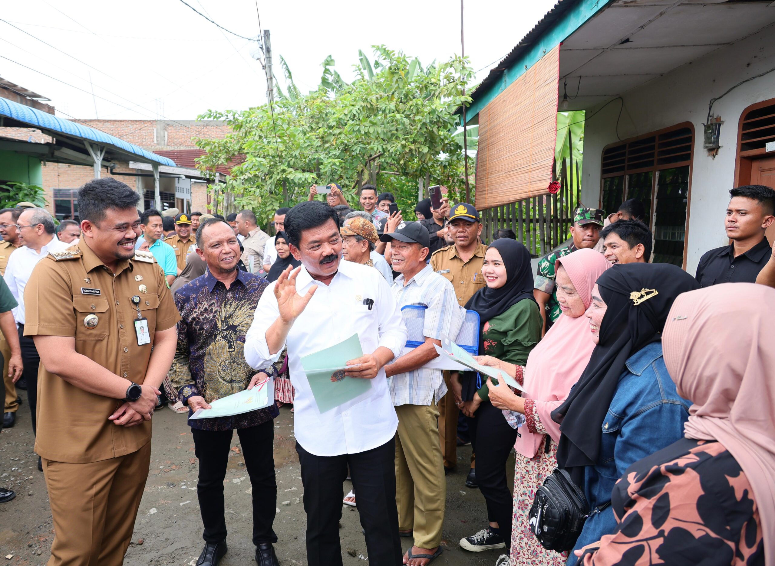 Menteri ATR/Kepala BPN Serahkan Sertipikat Masyarakat Dan Tanah Wakaf Di Kota Medan