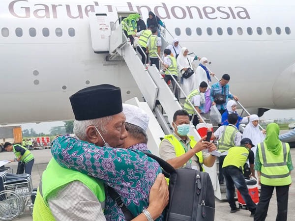 Suasana Haru Sambut Kepulangan Jemaah Haji Kloter 18 Debarkasi Medan