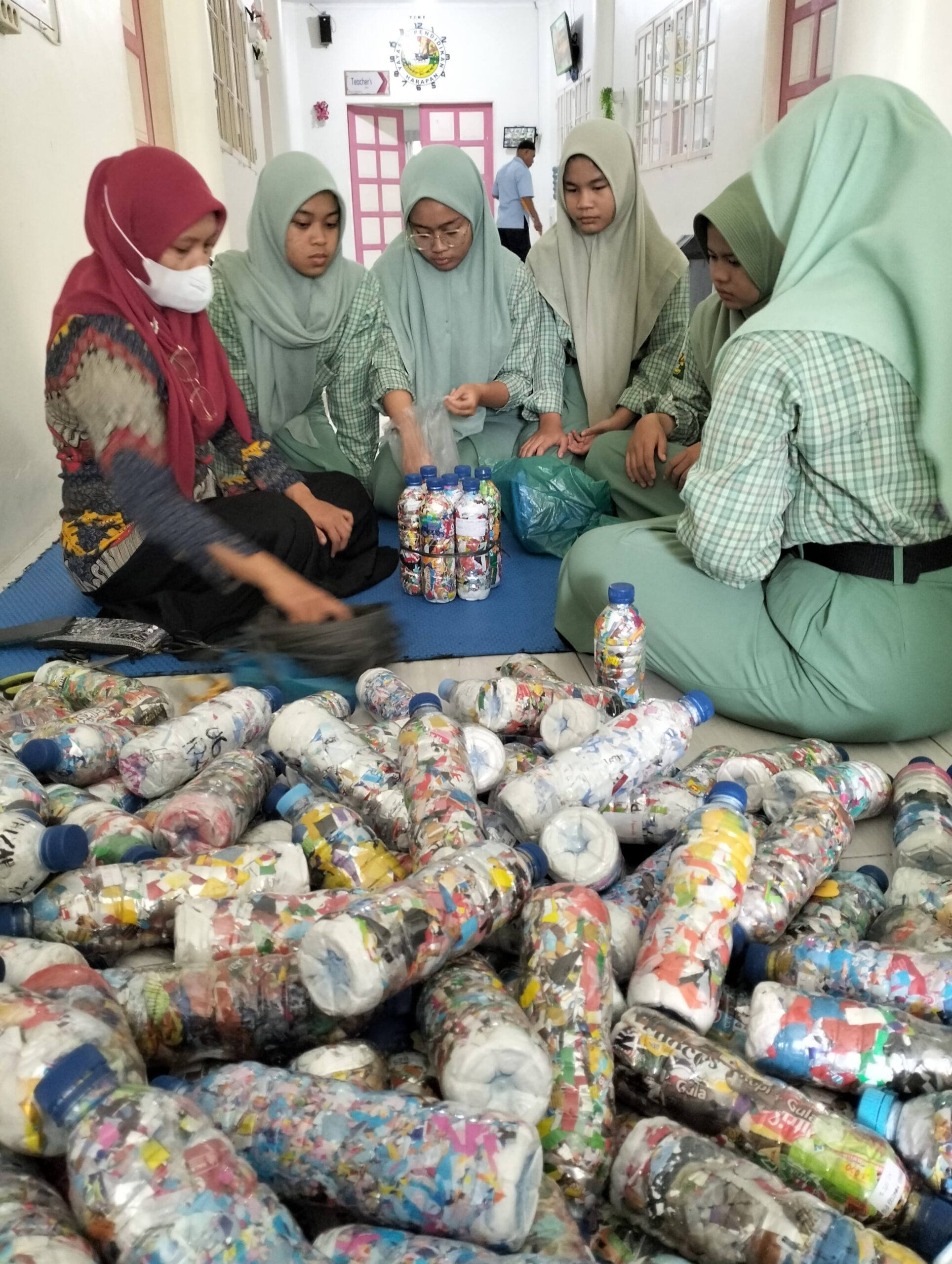 Siswa SMA Harapan 3 Olah Sampah Plastik Menjadi Ecobrick Untuk Membuat Meja Dan Kursi