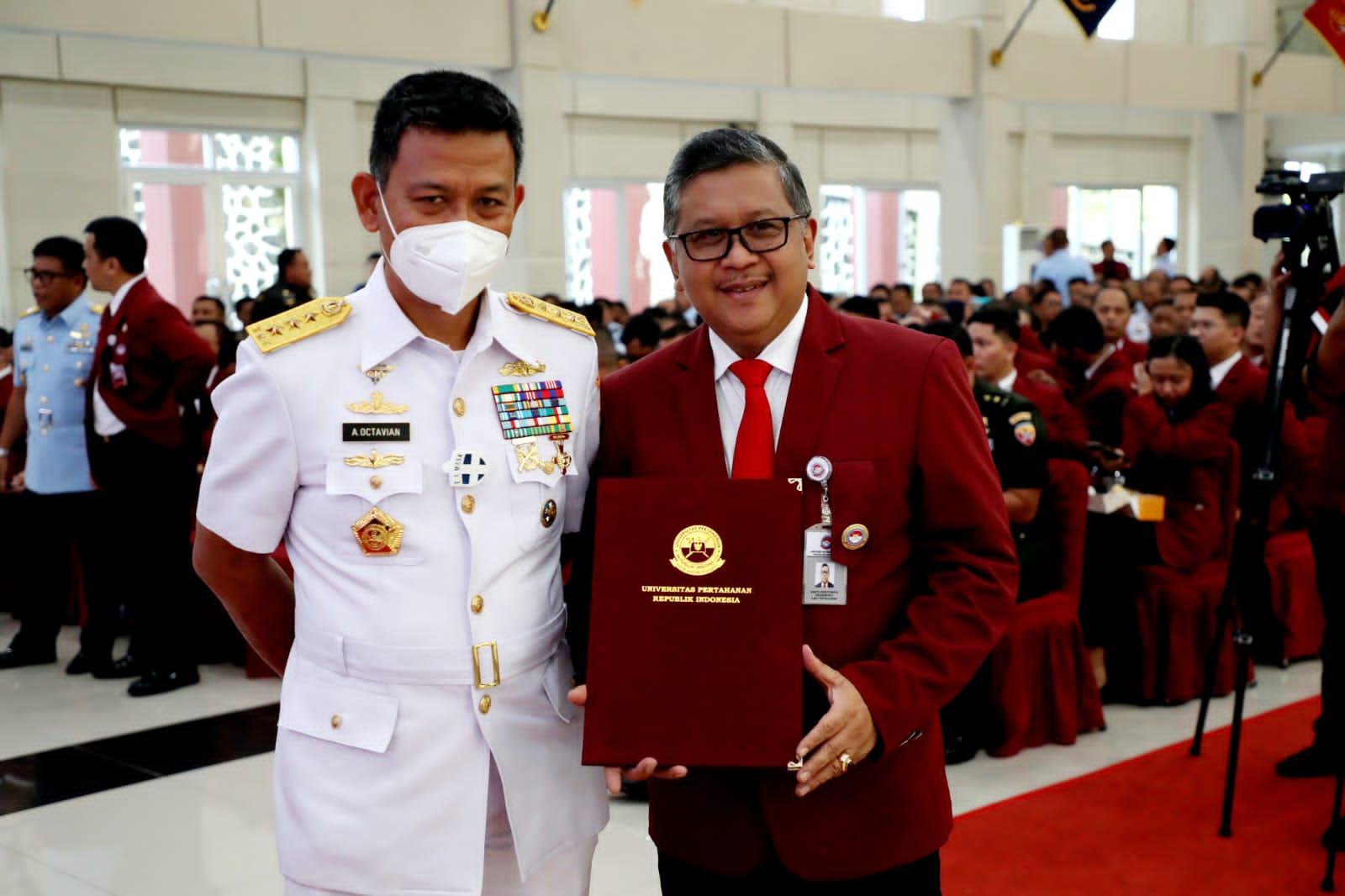 Hasto Terima Piagam Mahasiswa Terbaik Unhan RI