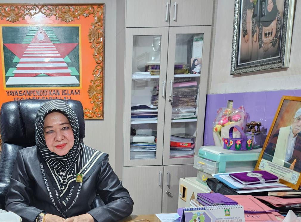 Hj. Hikmatul Fadhillah SH.MM: Tumbuhkan Sikap Peduli Dan Berwawasan Lingkungan Pada Siswa