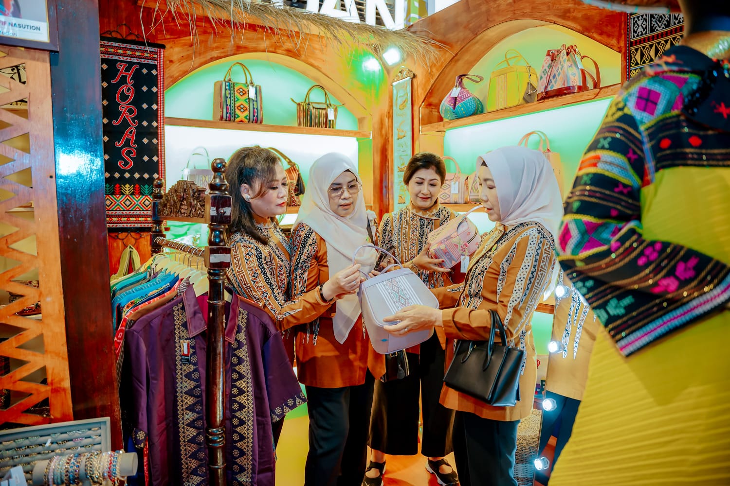 Ibu Negara Apresiasi Hasil Kerajinan Tangan Perajin Medan