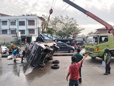 Mobil Pick Up "Siong" Terbalik Di Jl. KL Yos Sudarso Simpang Kantor