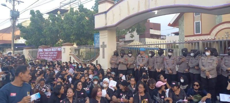 Tolong Oppung Ephorus, Jangan Biarkan HKBP Pabrik Tenun Luluh Lantak