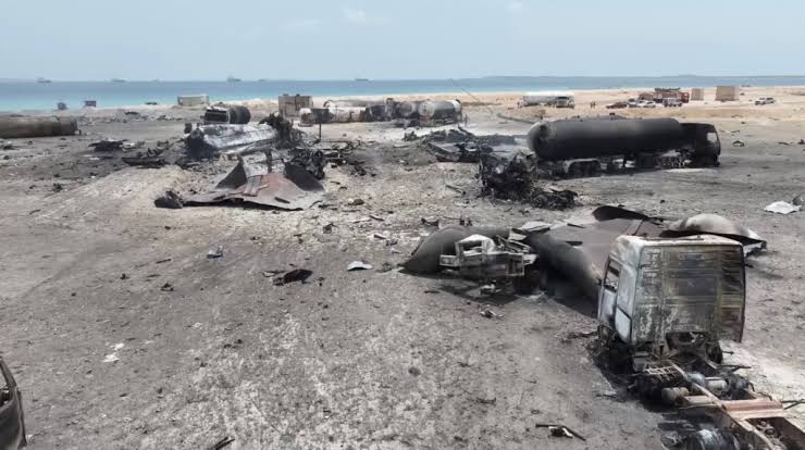 Serangan Udara AS Hanguskan Pelabuhan BBM Kelompok Houthi Di Yaman