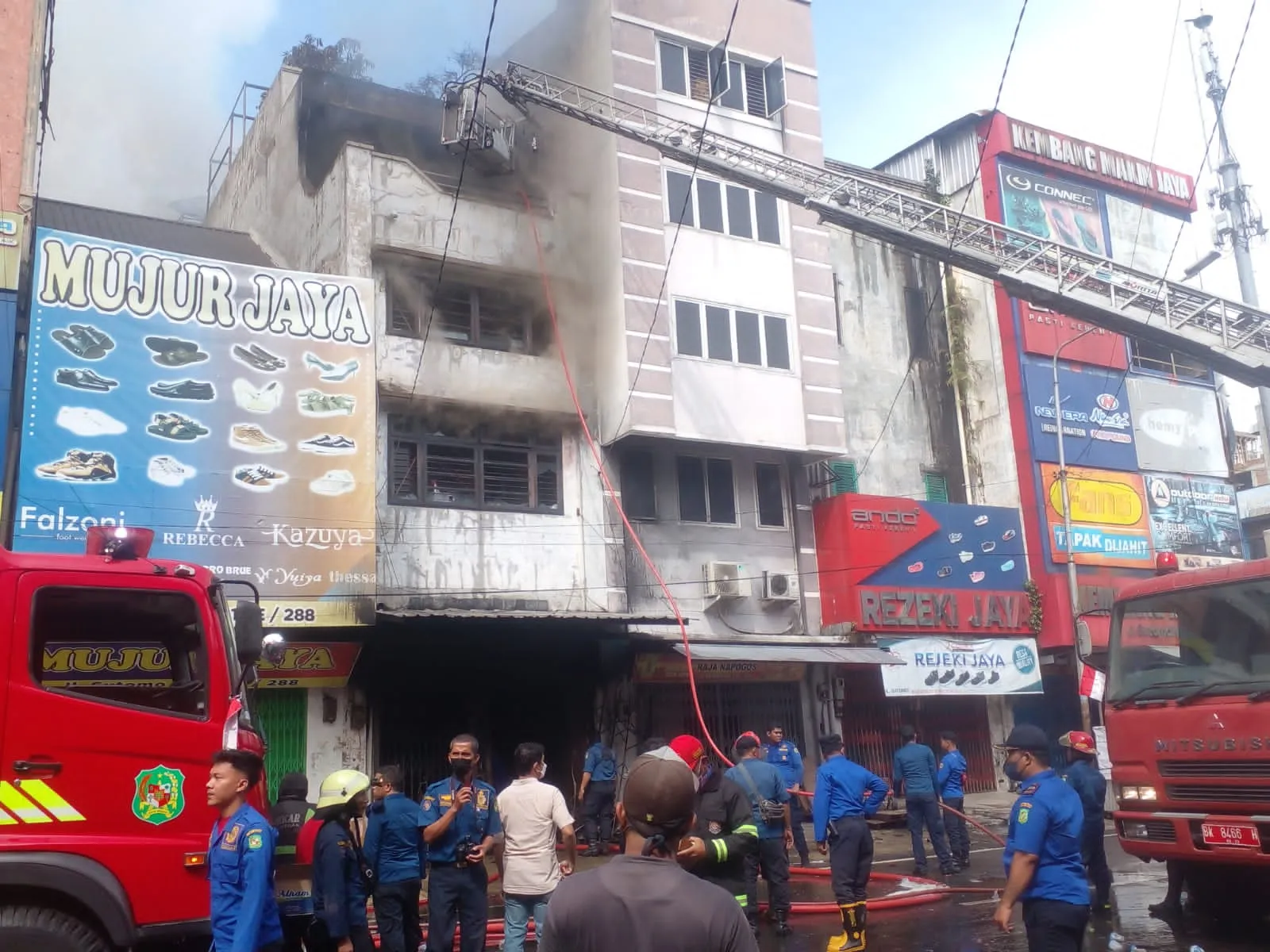 Toko Sepatu Di Pasar Sambu Ludes Terbakar