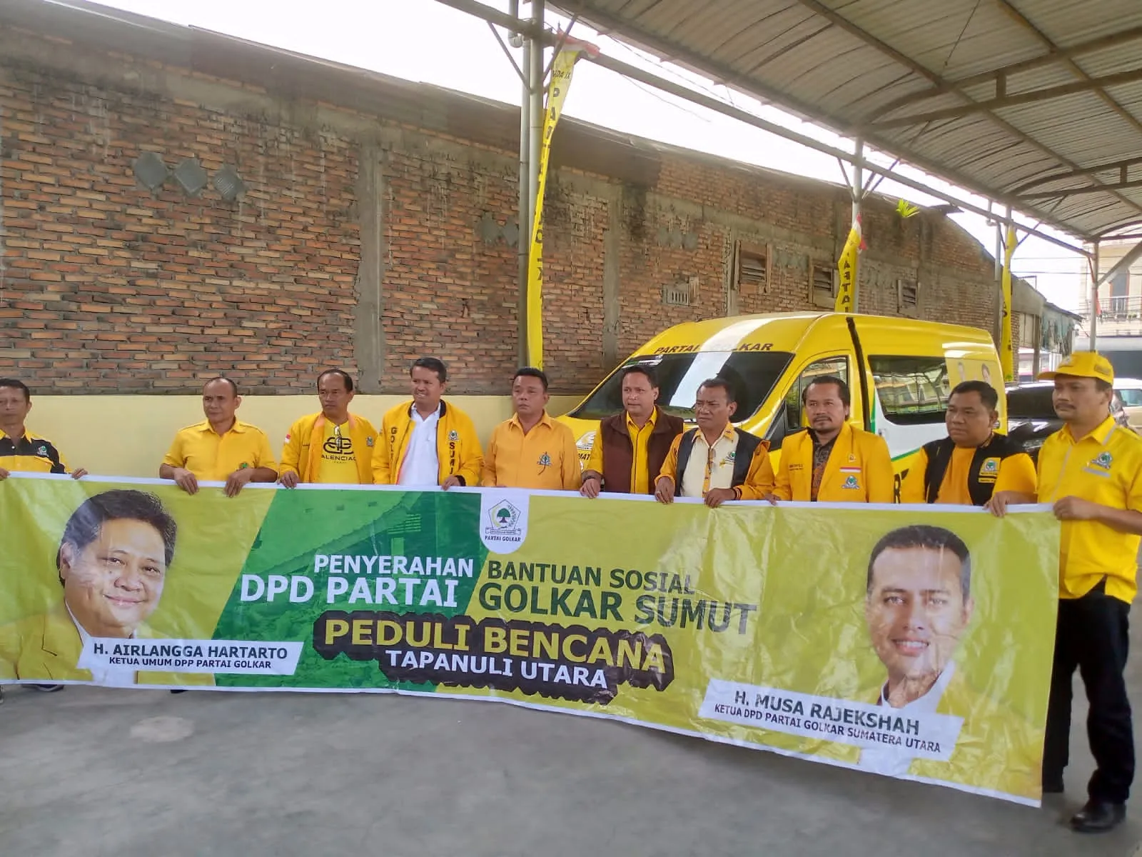 Golkar Sumut Peduli Taput Serahkan Bantuan Ke Warga Lintas Agama