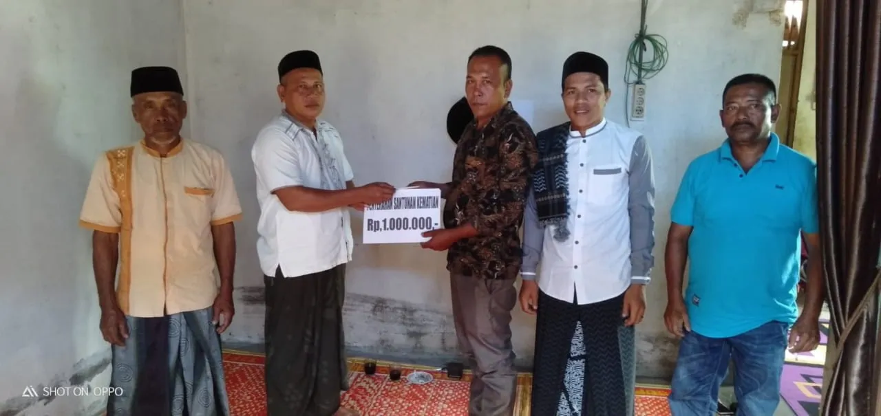 Kades Ujung Tanah Abdya Salurkan Santunan Kematian Warga