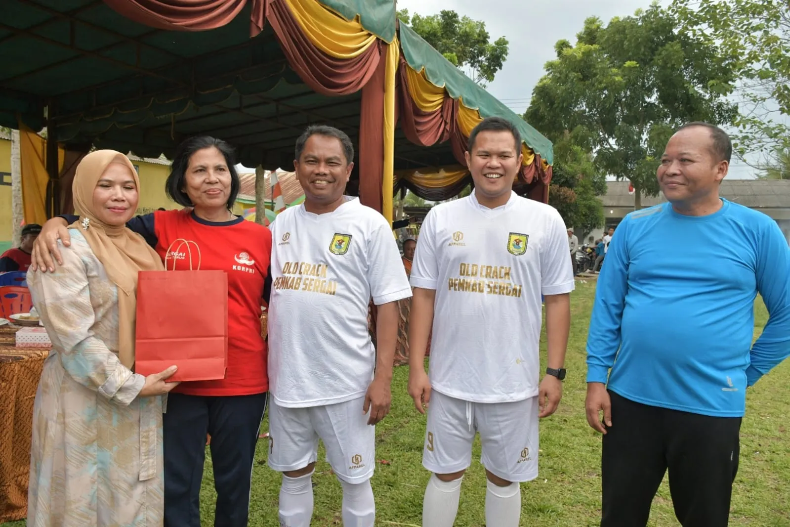 Momen Bupati Sergai dan Istri Jumpa Guru Sekolahnya, Sampai Berangkulan
