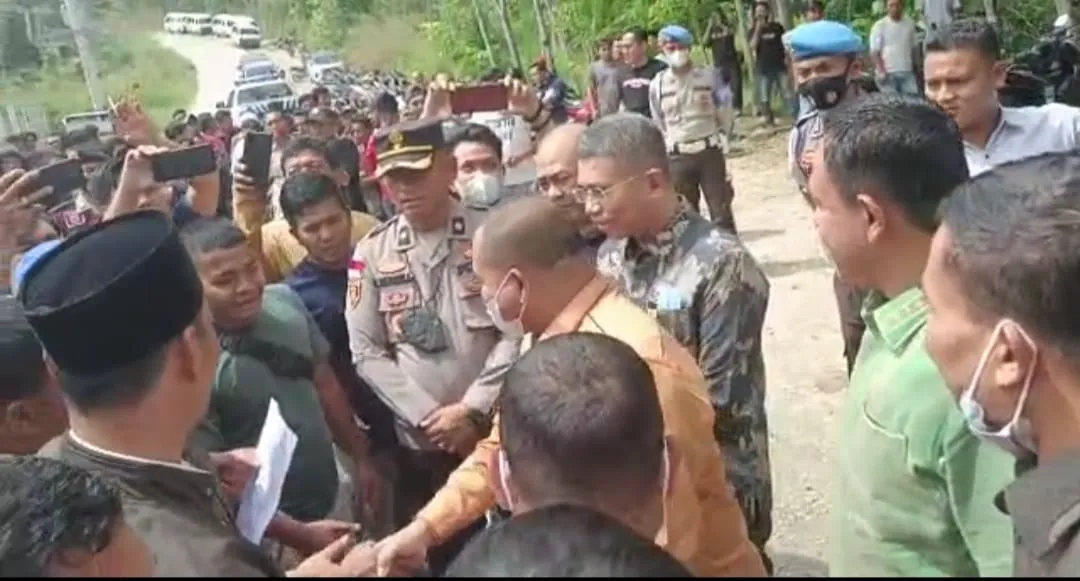 Masyarakat Puncak Sorik Marapi "Hadang" Kunjungan DPRD Sumut