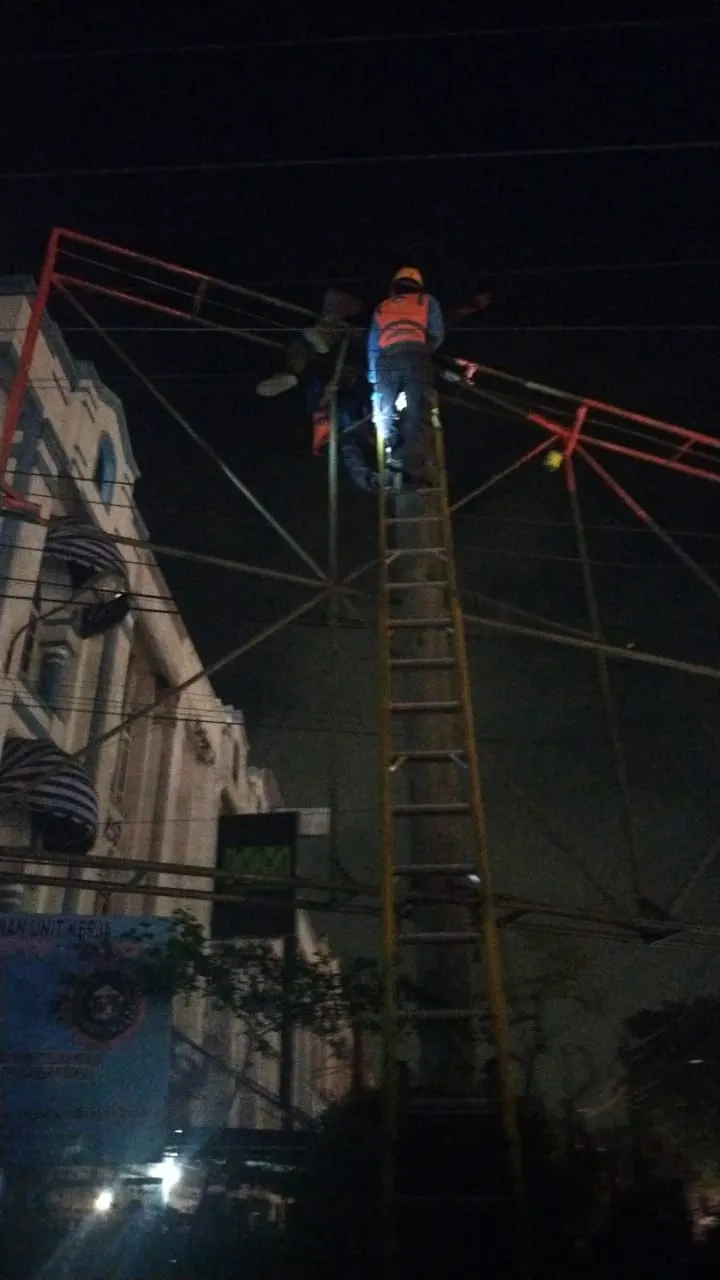 Tewas Kesetrum Di Atas Tiang Billboard Jl. Krakatau
