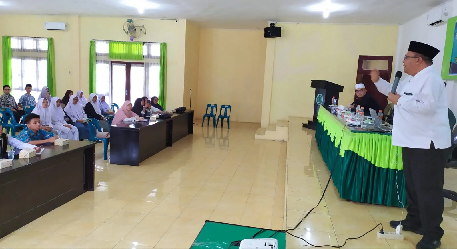 Di Era Digitalisasi Fakta Bersaing Dengan Hoax