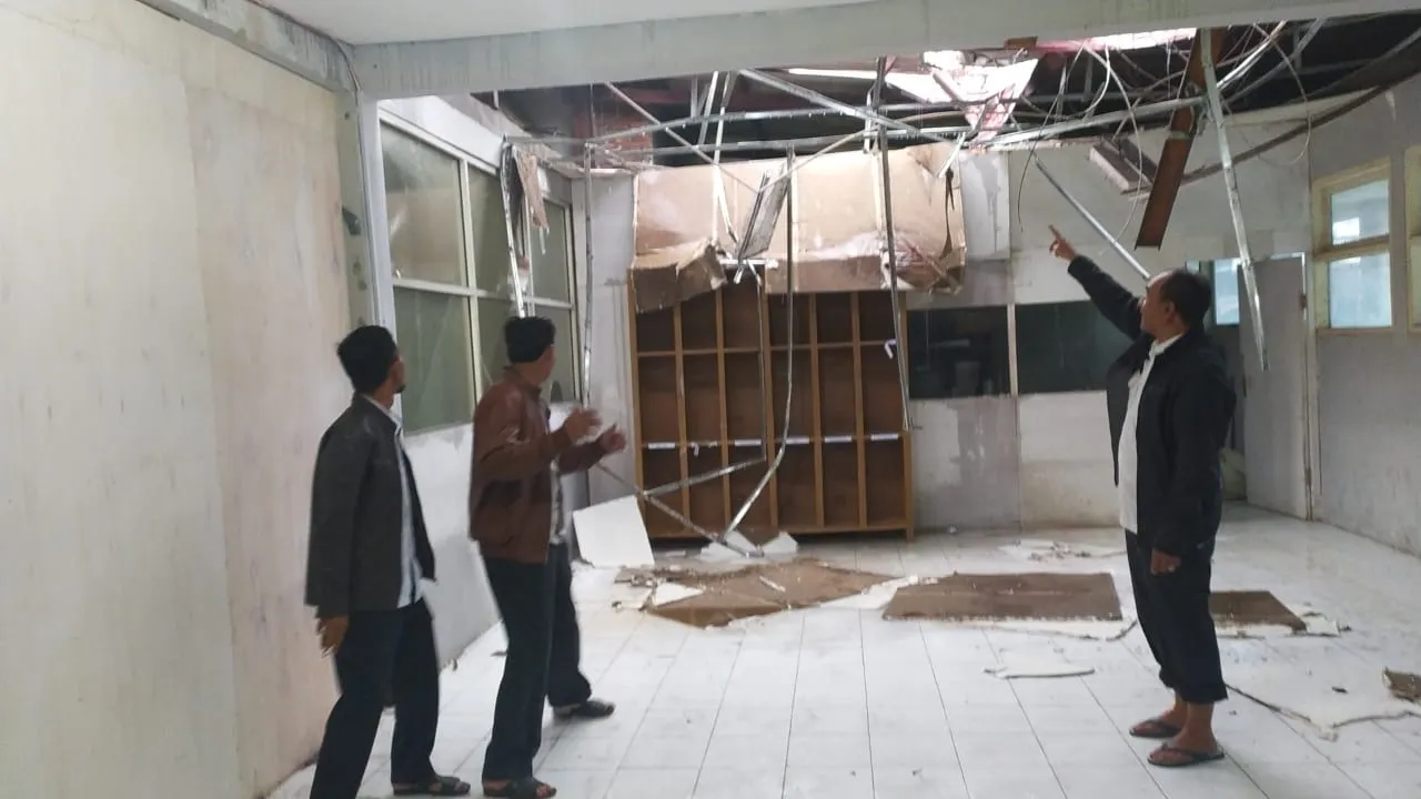 Tower Roboh Timpa Ruangan Disdukcapil Bener Meriah