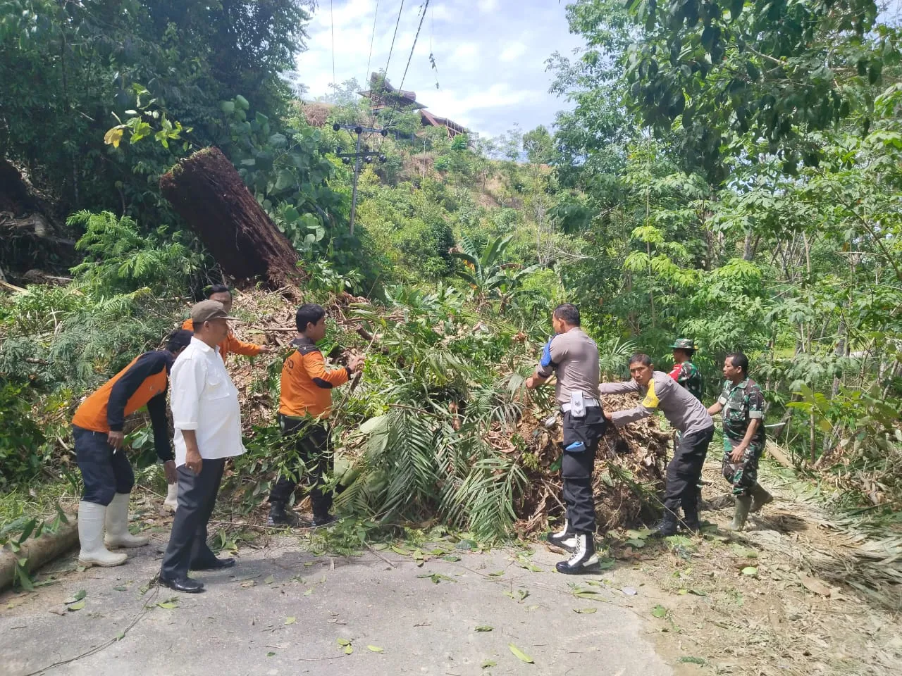 Bhabinkamtibmas Cek Lokasi Longsor Di Gp Suka Jadi Makmur