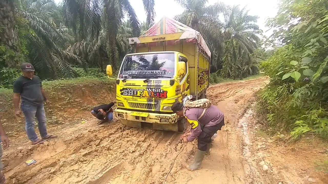 Tanah Longsor Dan Jalan Berlumpur Di Hulu Aceh Tamiang