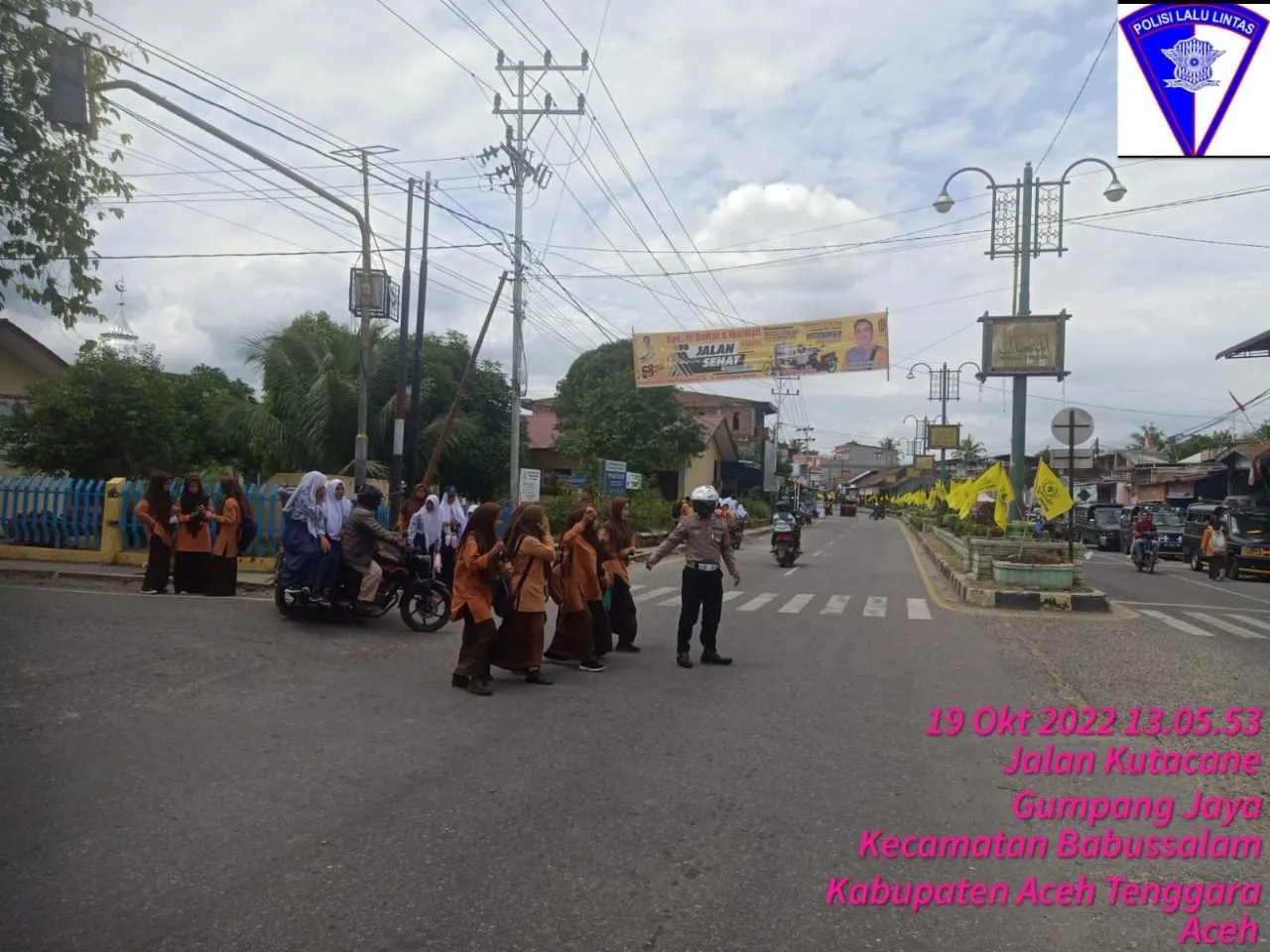 Satlantas Polres Agara Bantu Seberangkan Anak Sekolah