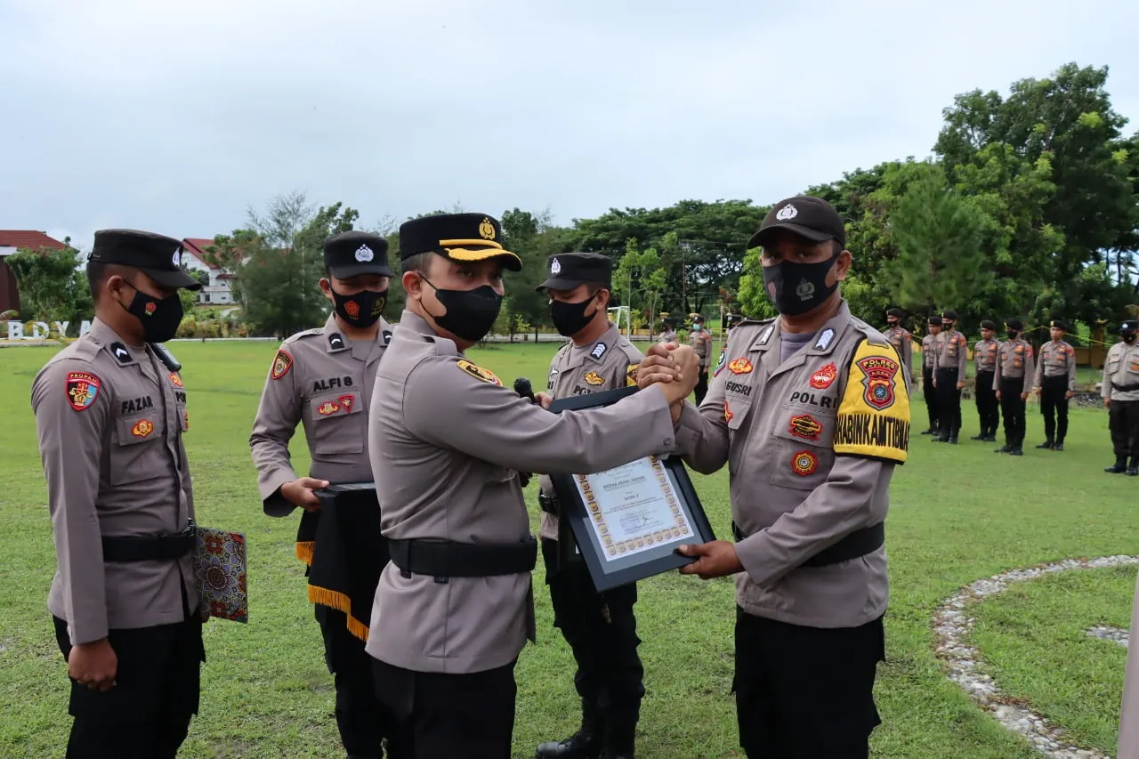 Tiga Bhabin Polres Abdya Terima Penghargaan