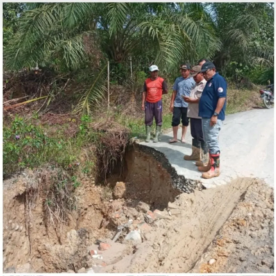 Pj. Wali Kota Langsa Tinjau Lokasi Longsor Dan Salurkan Bantuan Korban Banjir