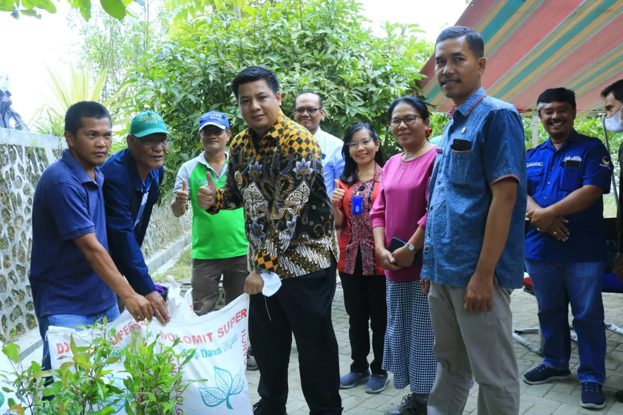 Bupati Samosir Serahkan Bantuan Bibit dan Pupuk