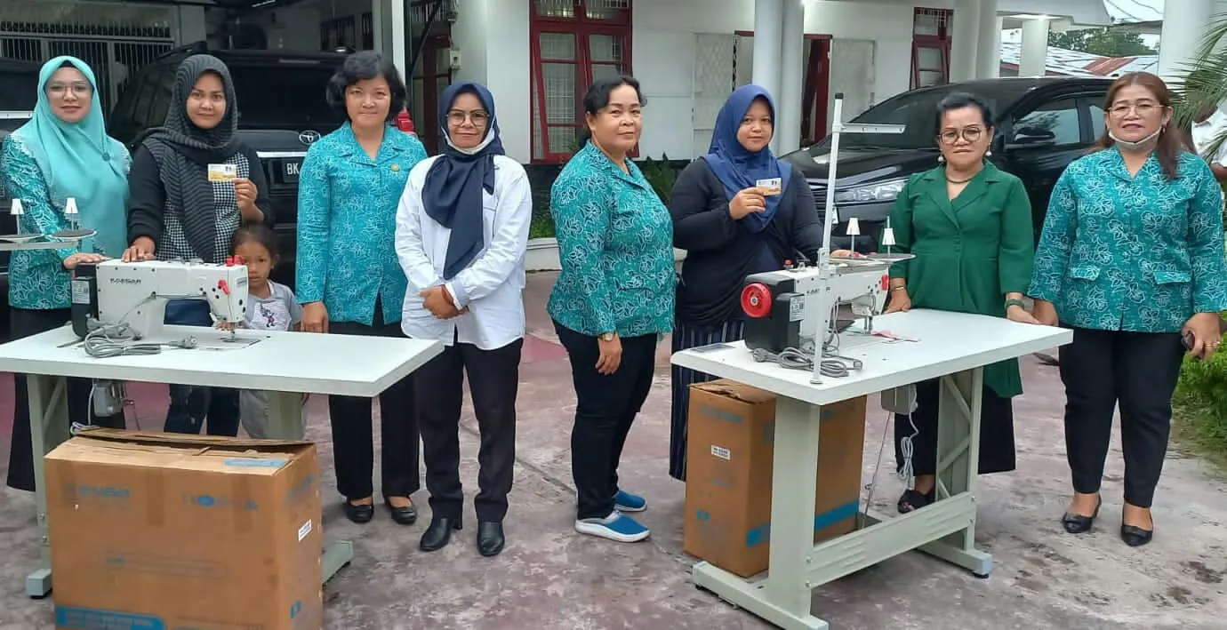 Pelaku UKM Dapat Bantuan Mesin Jahit Dari PKK Simalungun