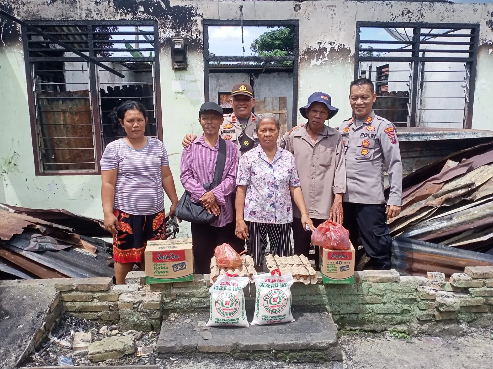 Korban Kebakaran Dapat Bantuan Sembako Dari Kapolres Simalungun