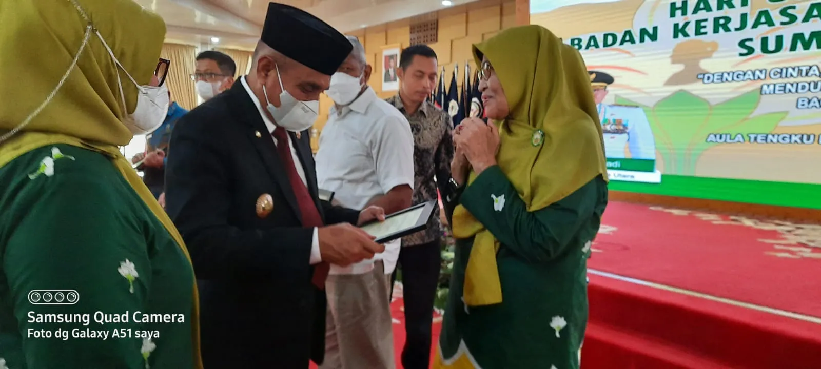 Dra Hj Solhiyah Yunus Pencipta Mars BKOWSU Terima Penghargaan