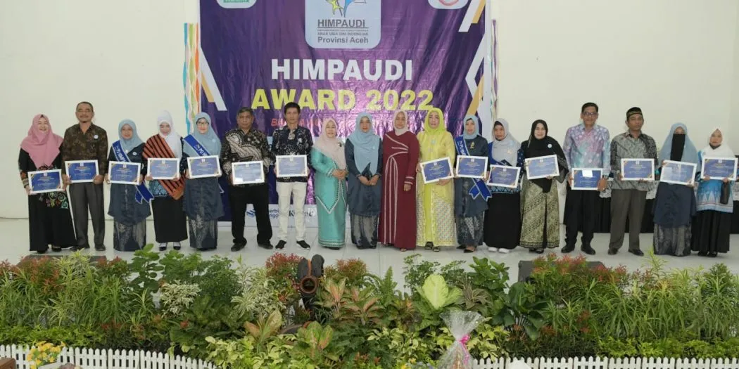 Berdedikasi Terhadap PAUD, Melani Subarni Terima Penghargaan Dari HIMPAUDI Aceh
