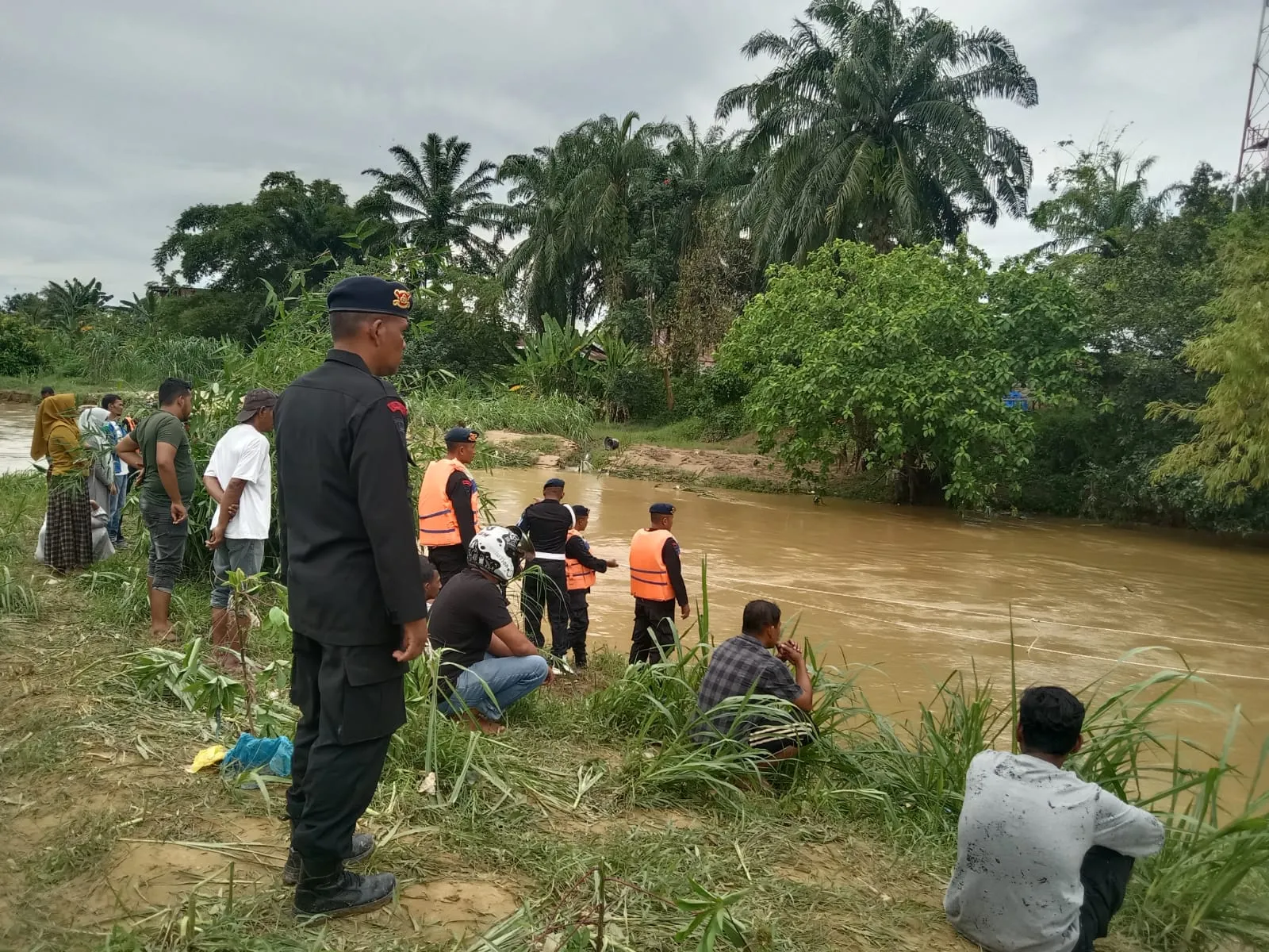 Personel Brimob Sisir Krueng Langsa Cari Pelajar Tenggelam