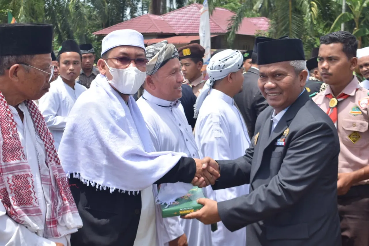 Plt. Bupati Palas Berikan Tali Asih kepada Guru Pesantren Lansia